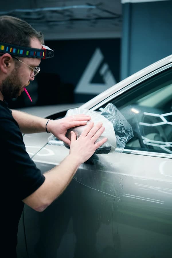 Прозрачная PPF-плёнка в Варшаве: как она защищает лак
