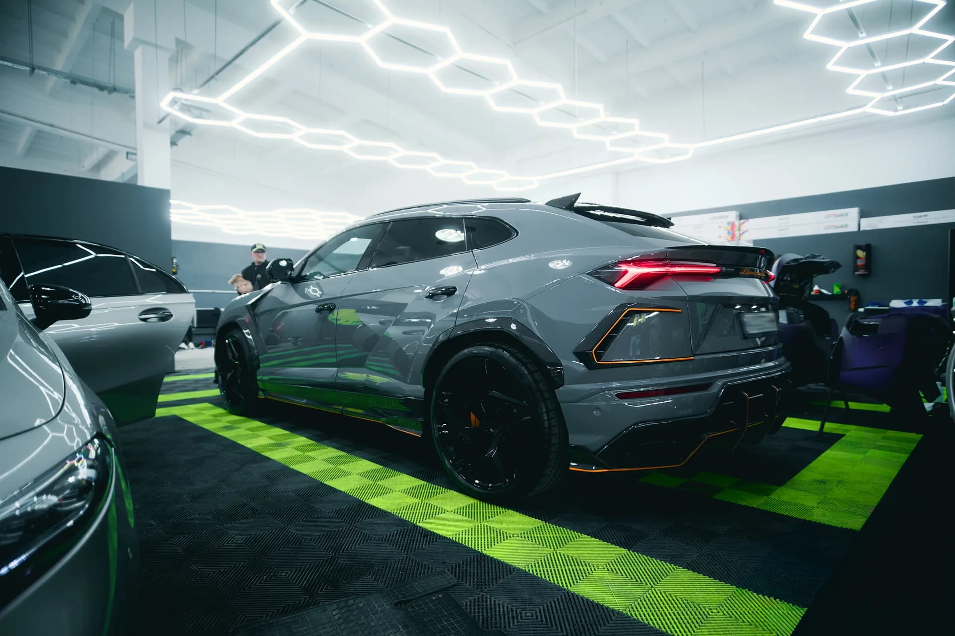 Gallery image 2 of Lamborghini Urus