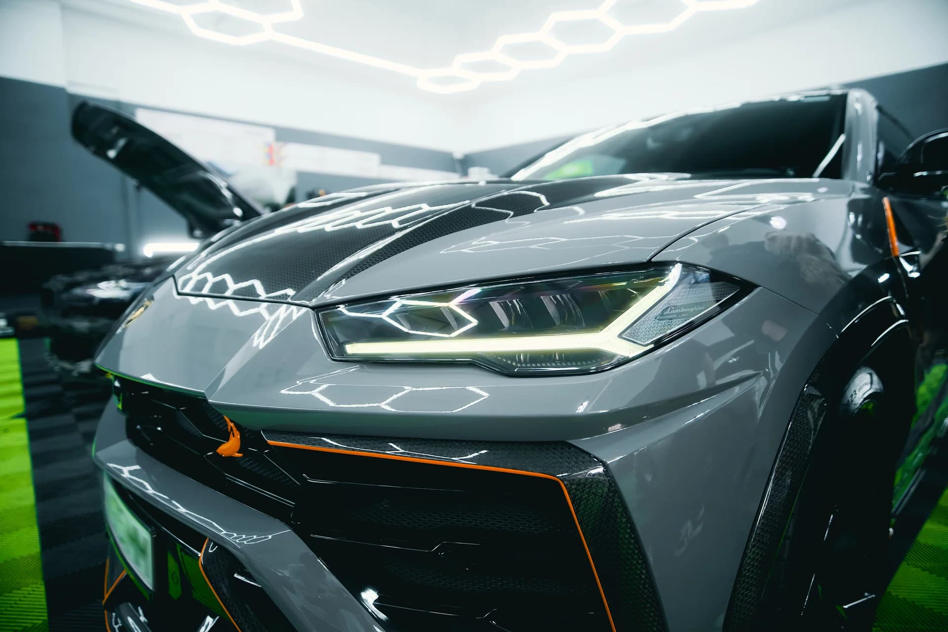 Gallery image 3 of Lamborghini Urus