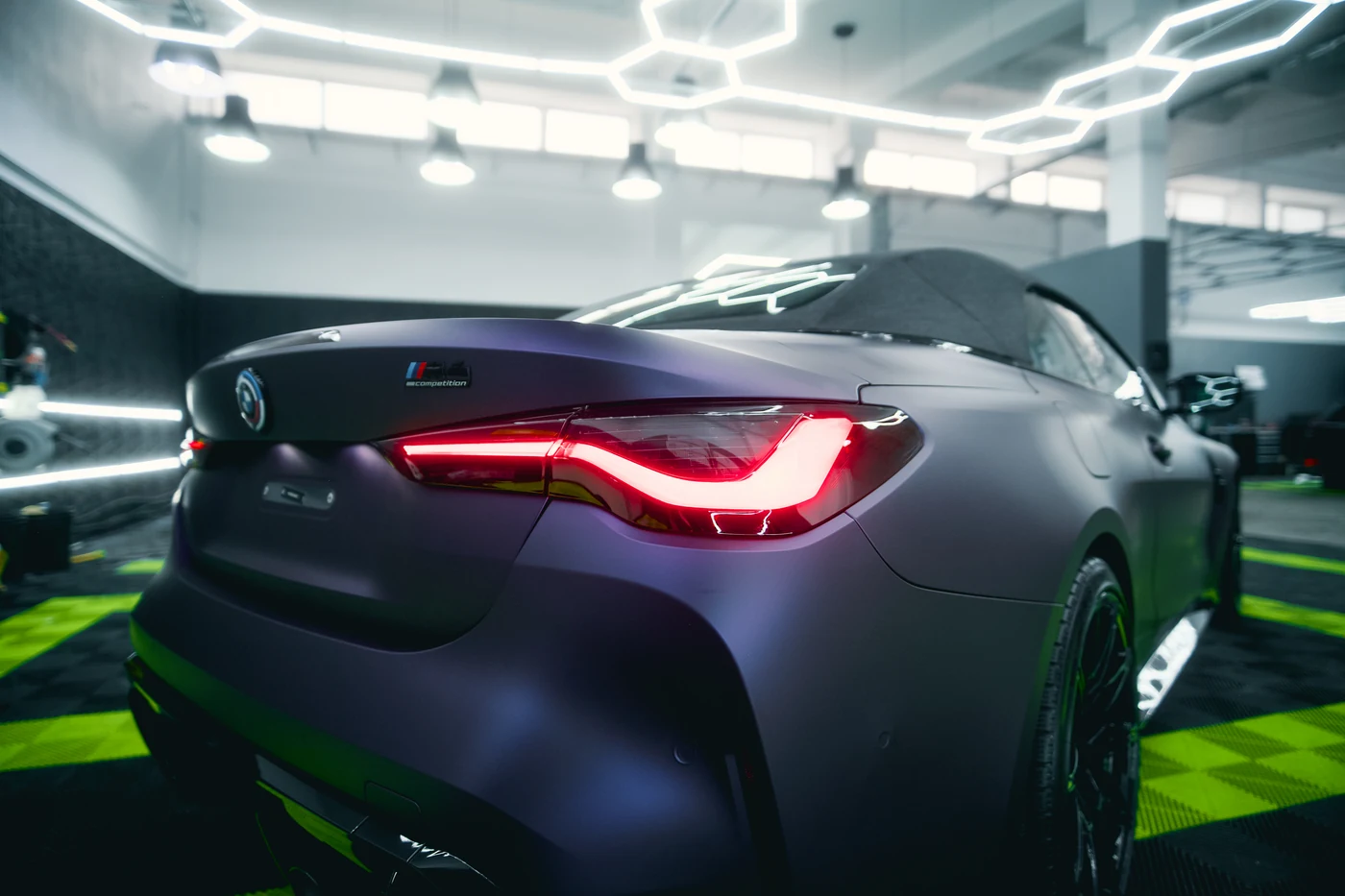 Точне оздоблення плівки PPF на преміальному автомобілі у Варшаві