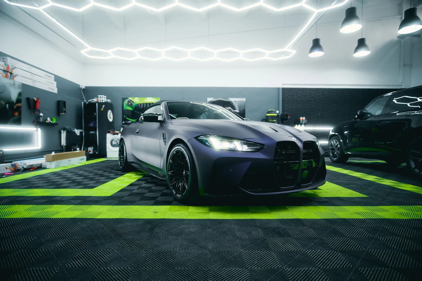 Чиста студія PPF у Варшаві під час обклеювання авто захисною плівкою